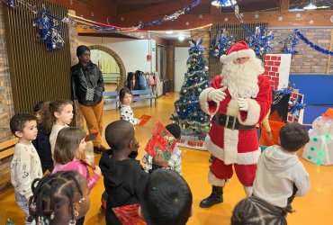 PÈRE NOËL DANS LES ÉCOLES ET CENTRES DE LOISIRS